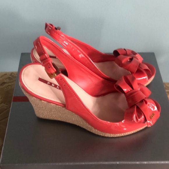 PRADA Coral patent leather wedge with bow on toe - Picture 7 of 7
